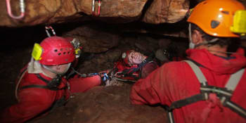 Boj o život v jeskynním labyrintu: Záchranáři se k nemocnému muži prodírají už několik dní
