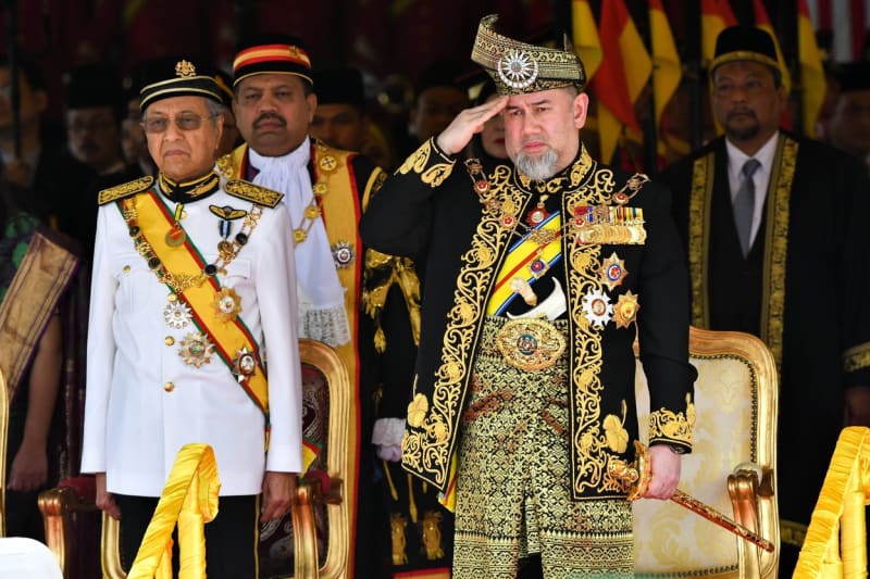 Následná veřejná kauza jej nakonec donutila abdikovat na svou symbolickou královskou funkci. Zůstal jen sultánem jednoho z federativních států Malajsie.