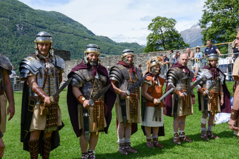 Římští legionáři s typickými meči gladius (novodobá rekonstrukce)