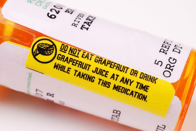 Štítek na léčivu varující před kombinováním s grepfruity 