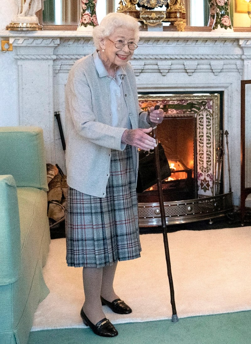 Královna Alžběta na své poslední veřejné fotografii z 6. září 2022, dva dny před svou smrtí.