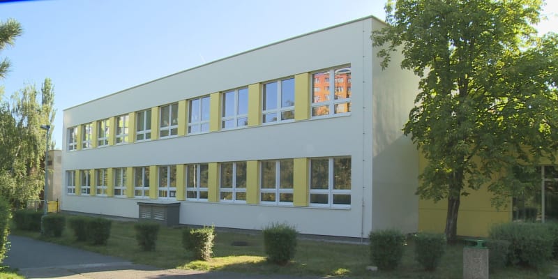 Na Základní škole Zárubova v Praze 12 ve středu napadl žák učitelku, která utrpěla lehké zranění.