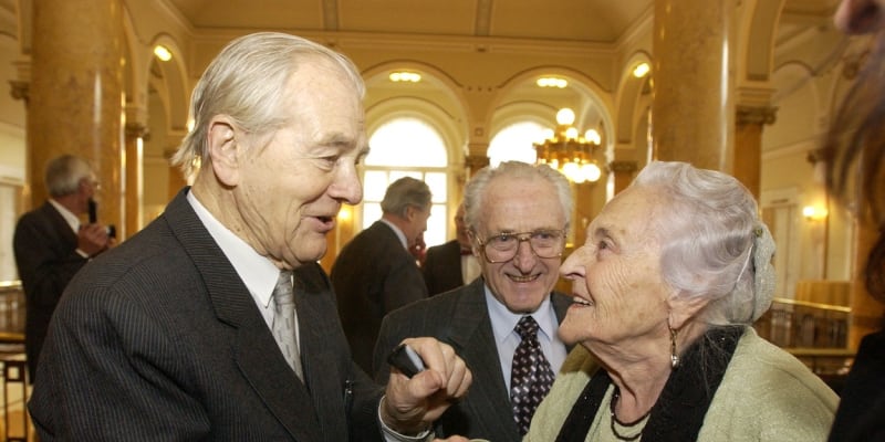Jiří Hálek na snímku s hereckými kolegy Zitou Kabátovou a Radovanem Lukavským