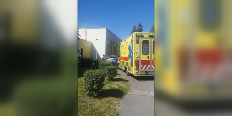 Na Základní škole Zárubova v Praze 12 ve středu napadl žák učitelku, která utrpěla lehké zranění.