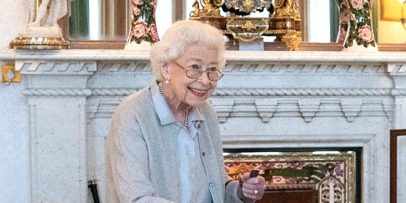 Královna Alžběta na své poslední veřejné fotografii z 6. září 2022, dva dny před svou smrtí.