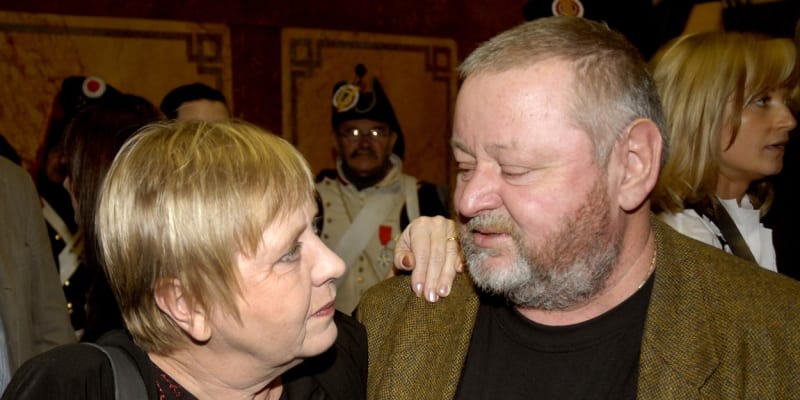 Jaroslava Obermaierová  v družném rozhovoru s hercem Janem Kuželkou.