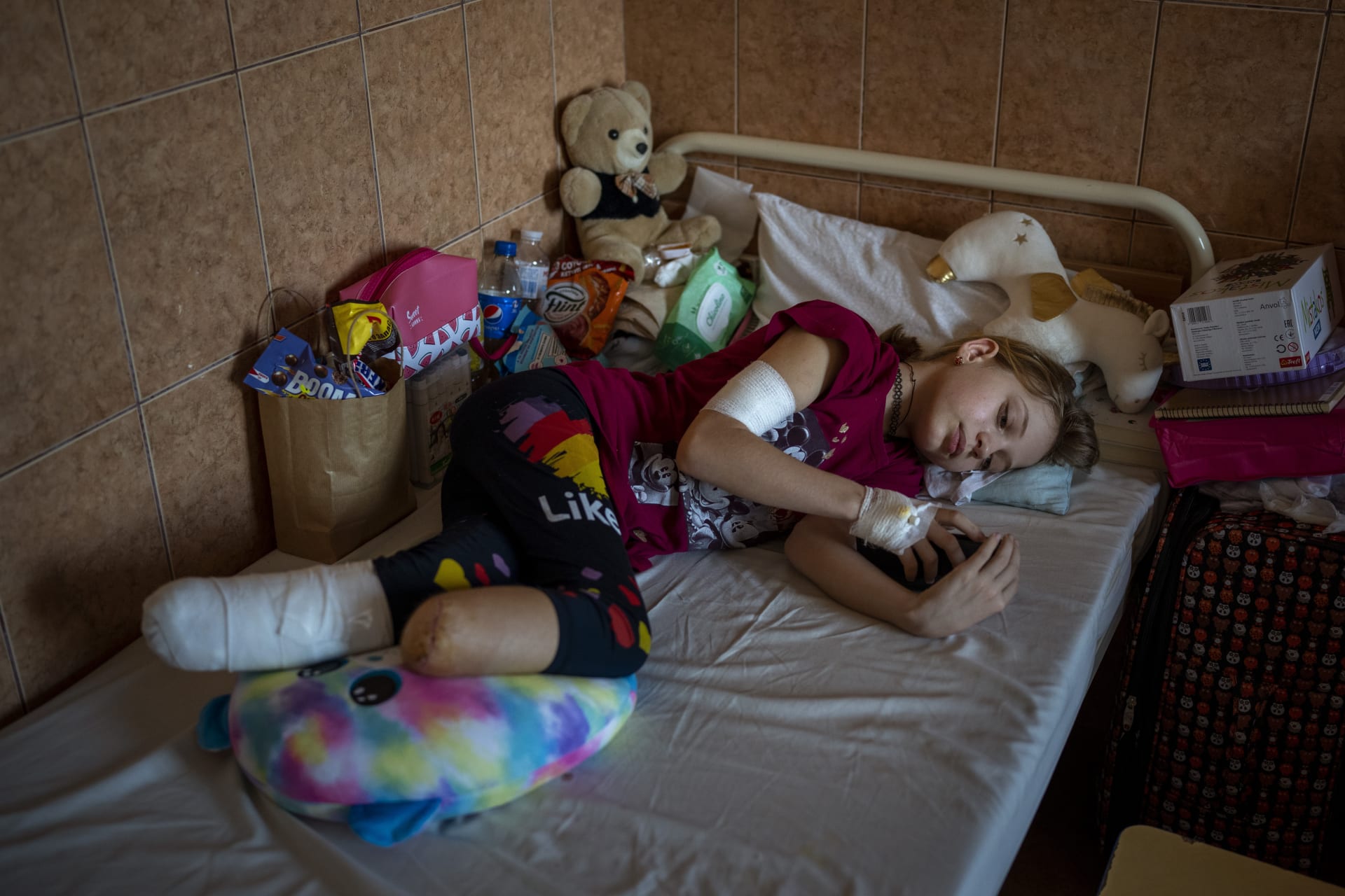 Ukrajinská dívka zmrzačená po ruském útoku