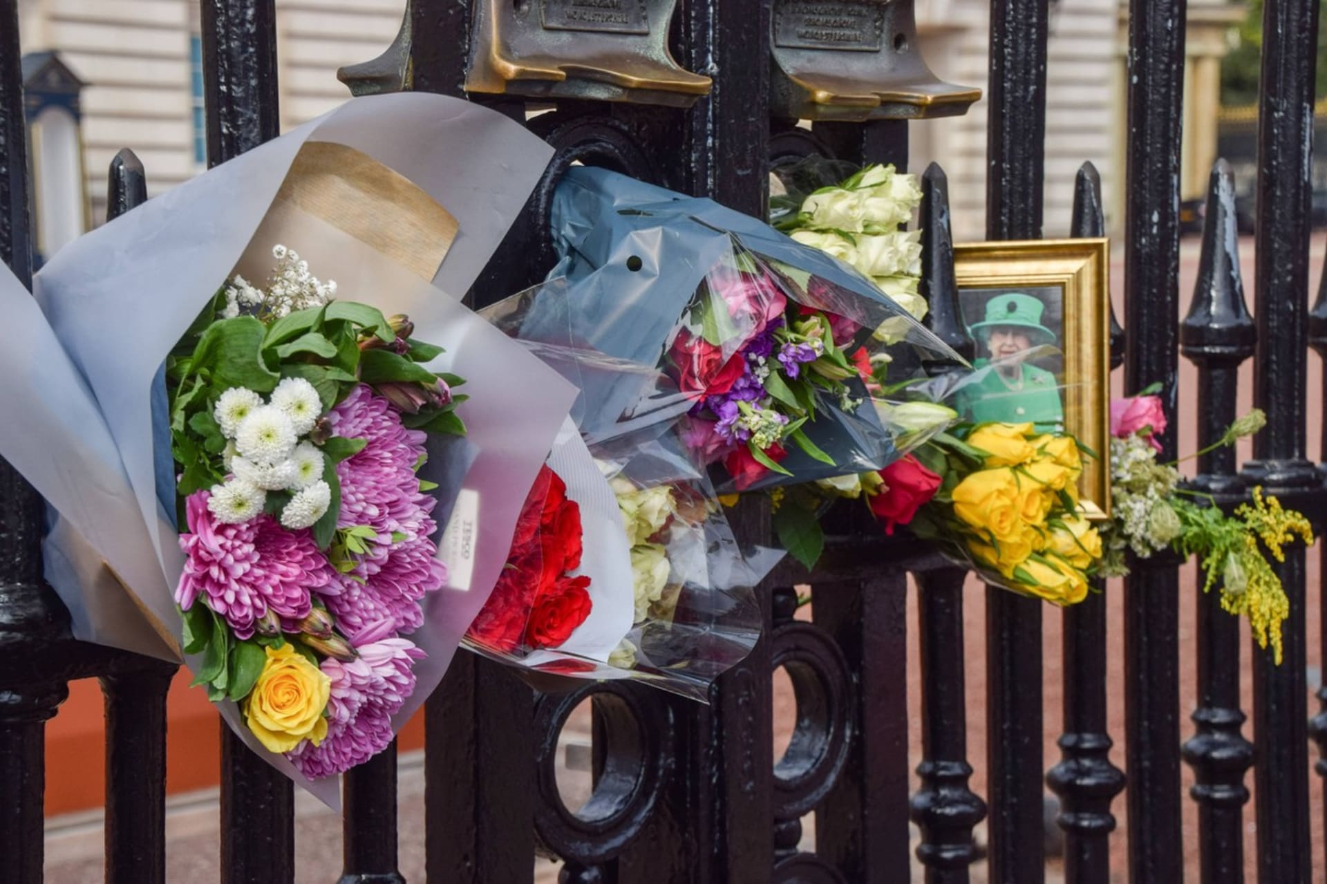 Britové si v ulicích Londýna připomínají rok od úmrtí královny Alžběty II.