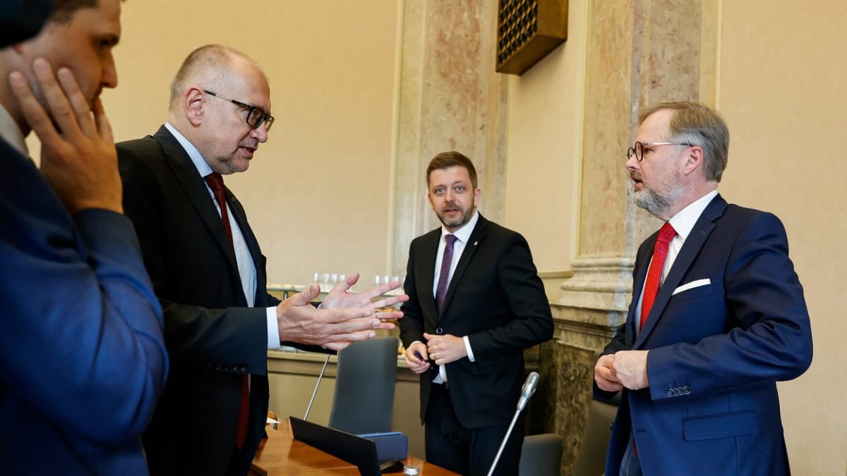 Ministři školství Mikuláš Bek a vnitra Vít Rakušan (oba STAN), premiér Petr Fiala (ODS)