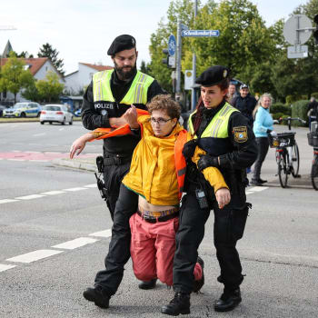 Aktivisty z hnutí Letzte Generation musejí policisté odnést.