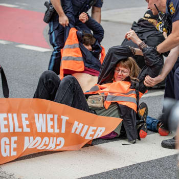 Aktivisté hnutí Letzte Generation dovádějí řidiče k šílenství a policisté je musejí z protestních z míst většinou odnést.