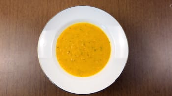 Prostřeno: Mrkvová polévka na zázvoru, s pomeranči a koriandrem