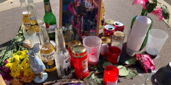 Pomník na zastávce s nedopitým alkoholem. Lidé uctívají zesnulého baskytaristu Jamaronu
