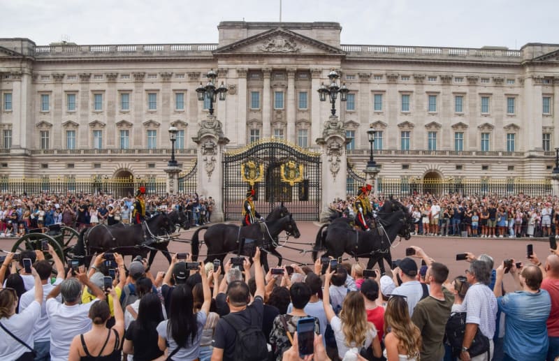 Britové si v ulicích Londýna připomínají rok od úmrtí královny Alžběty II.