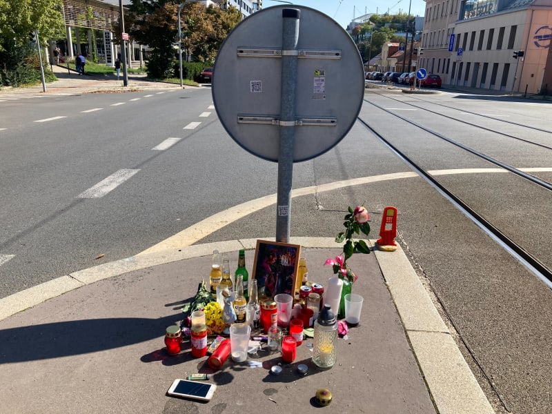 Na tramvajové zastávce u strašnického krematoria vznikl pomník pro zesnulého člena skupiny Jamaron Filipa Karlíka.