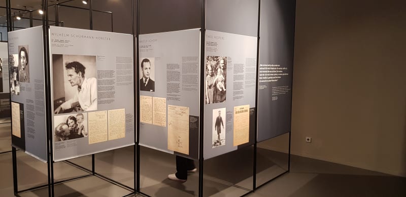 Oběti Krvavých nocí, které byly oběšeny 9. září 1943. Aktuální výstava v Památníku německého odboje v Berlíně, na jejímž vzniku se podílel český historik Jan B. Uhlíř.