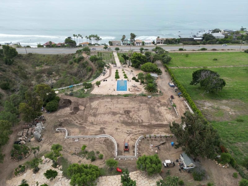 Princ Harry a Meghan Markle si prohlédli nedostavěné sídlo v Malibuu: Na pozemku stojí strážní domek, obrovský bazén a položené základy pro hlavní rezidenci. 