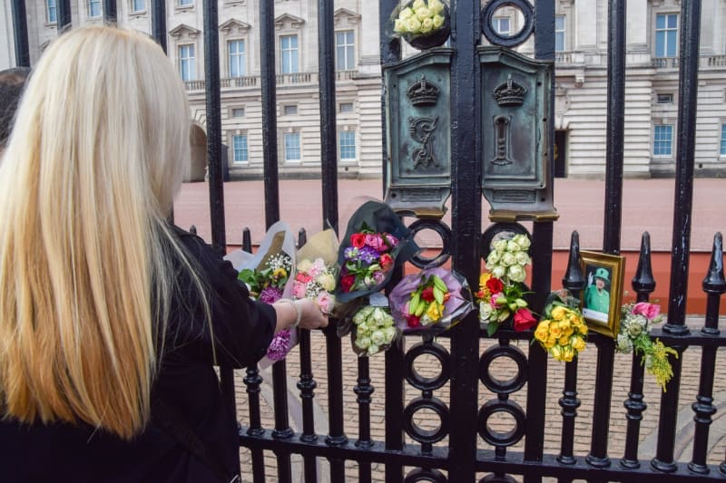 Britové si nejen v ulicích Londýna připomínají rok od úmrtí královny Alžběty II.
