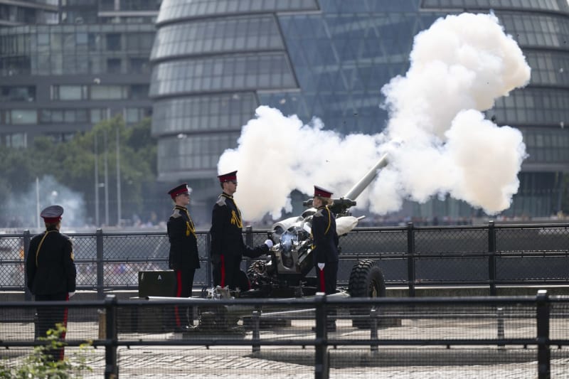V ulicích Londýna zazněly i dělové salvy jakožto vzpomínka na zesnulou královnu