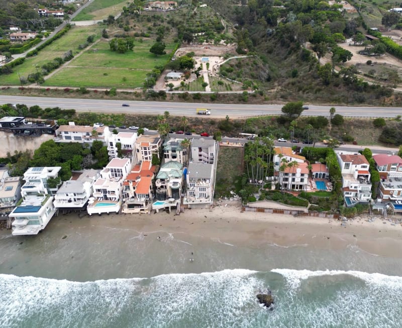 Princ Harry a Meghan Markle si prohlédli nedostavěné sídlo v Malibu: Je posazené nad Pacific Coast Highway (údajně nejkrásnější dálnice na světě se táhne napříč Kalifornií těsně u pobřeží Pacifiku)  s výhledem na proslulou pláž Broad Beach.