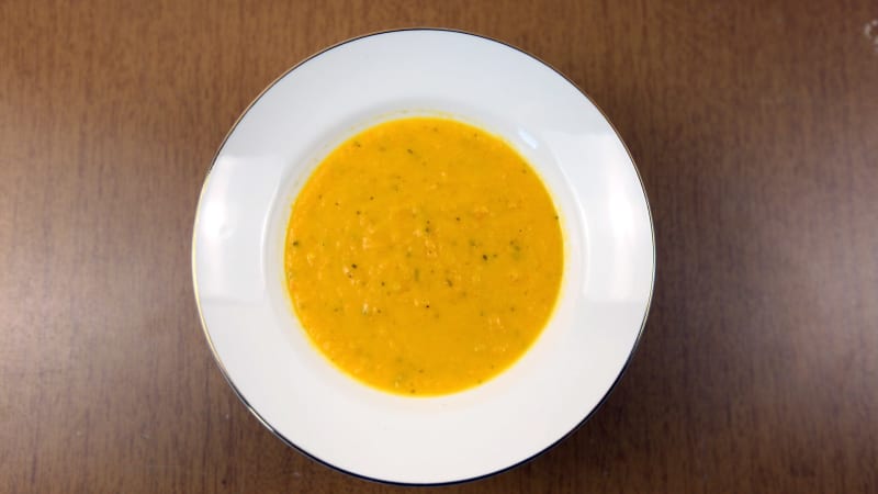 Mrkvová polévka na zázvoru, pomeranči s koriandrem