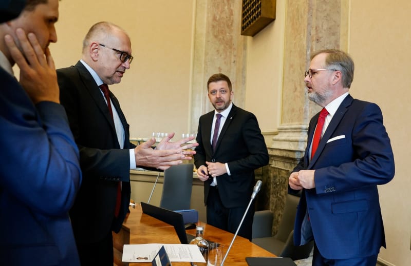 Ministři školství Mikuláš Bek a vnitra Vít Rakušan (oba STAN), premiér Petr Fiala (ODS)