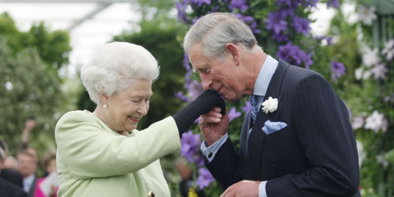 Král Karel III. a Alžběta II. jsou rozdílní.