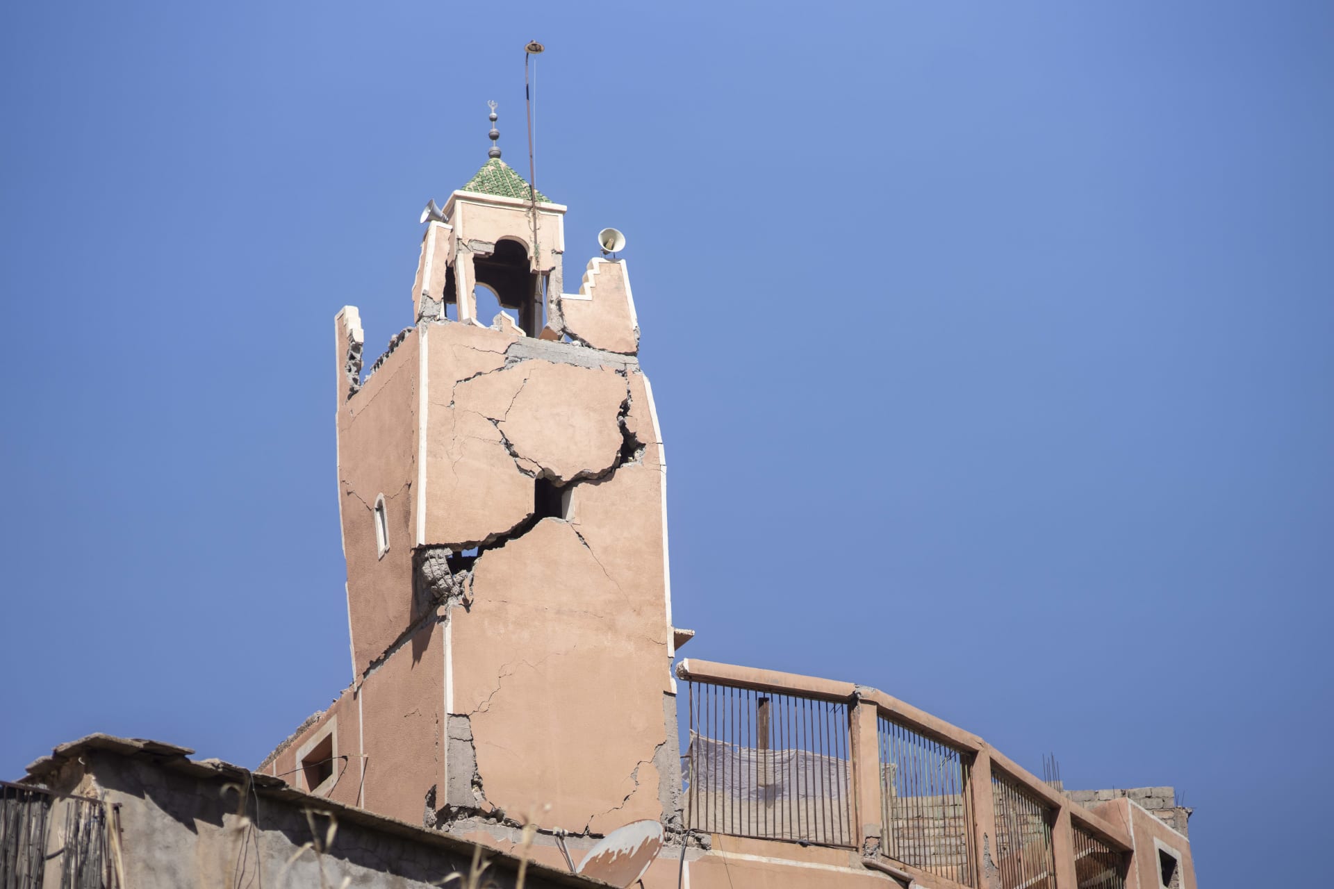 Prasklý minaret mešity ve vesnici Moulay Brahim