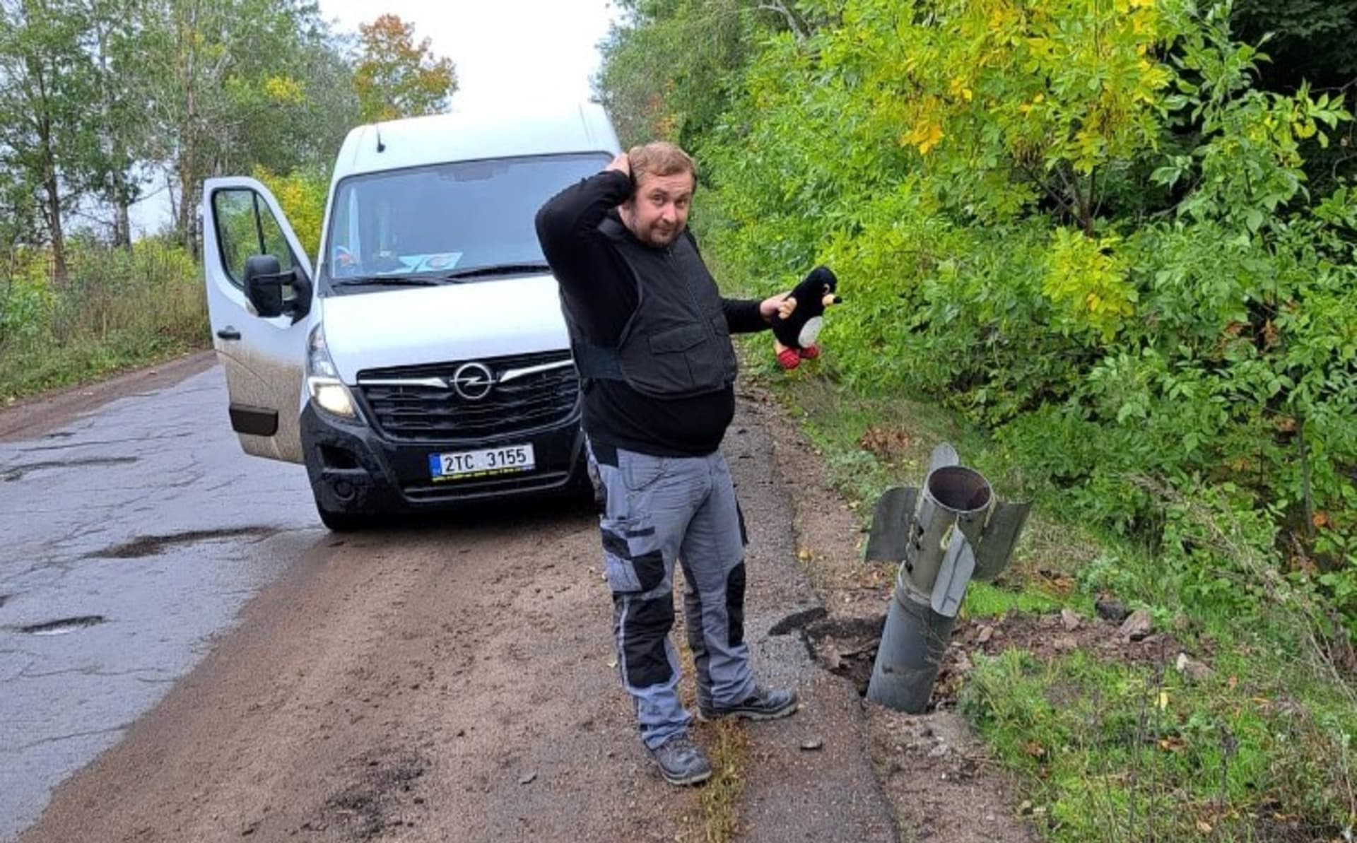 Marián Bizub a nevybuchlá munice na ukrajinské silnici.
