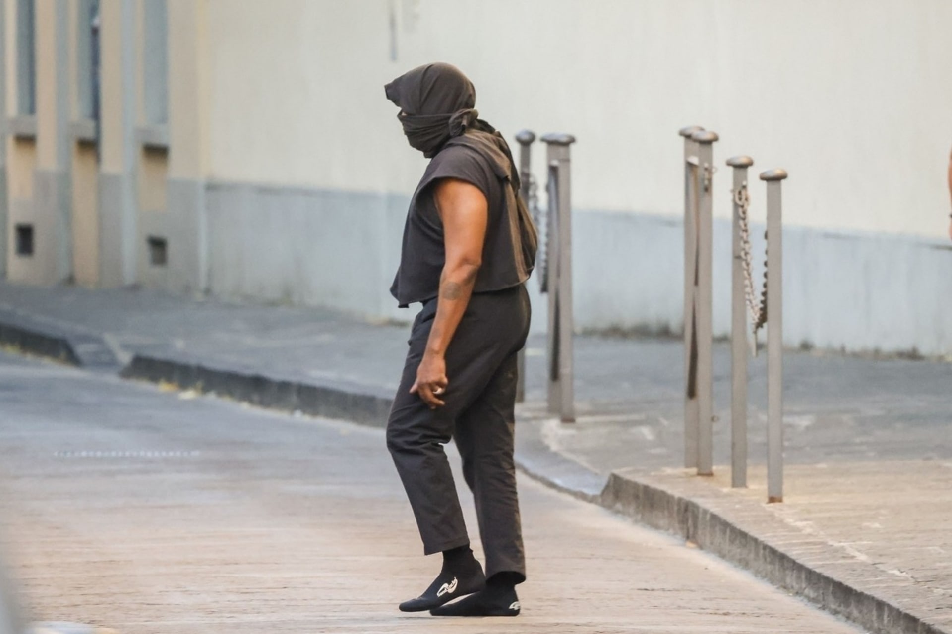 Kanye West byl opět celý zahalený v černé.