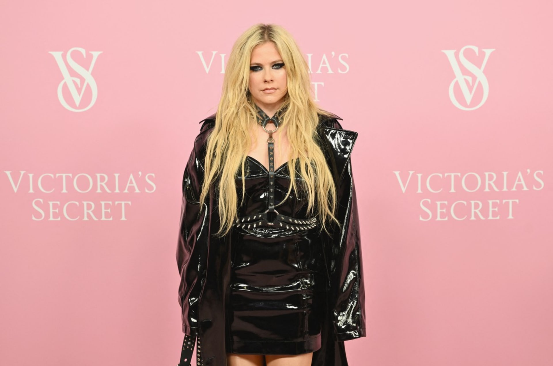 Zpěvačka Avril Lavigne vsadila na kůži. Mezi hosty působila až příliš zahaleně.