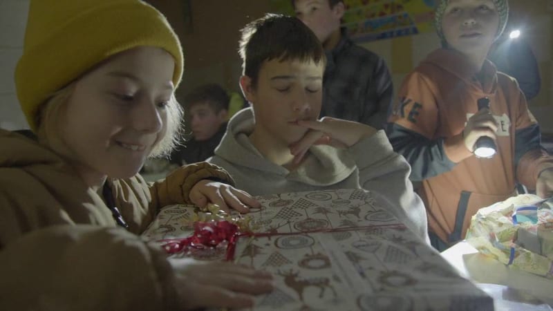 Ukrajinské děti podarované českým Ježíškem.