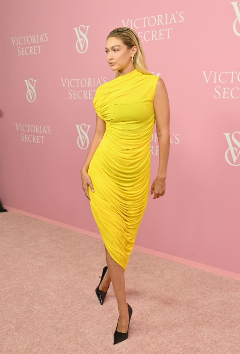 Topmodelka Gigi Hadid oblékla žlutou poloprůsvitnou róbu.
