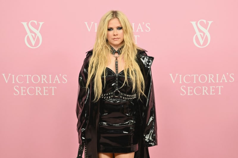 Zpěvačka Avril Lavigne vsadila na kůži. Mezi hosty působila až příliš zahaleně.