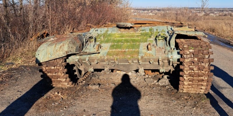 Torzo tanku, na které narazili pracovníci Cesty naděje života při výpravě na Ukrajinu.
