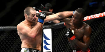Velký šok v UFC! Outsider porazil šampiona Adesanyu. Překvapení i pro Procházku