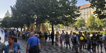 Dlouhé fronty fanoušků na Václavském náměstí. V Česku se otevřel první obchod s Pokémony 