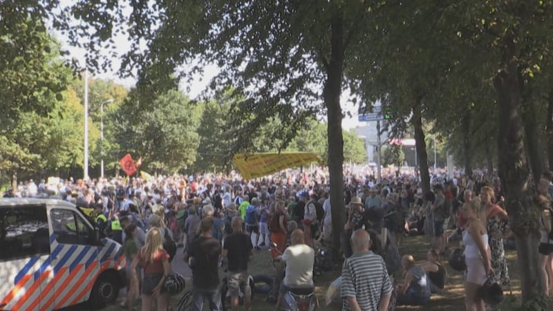 Policie v Nizozemsku zadrželo o víkendu více než 2 000 protestujících aktivistů.