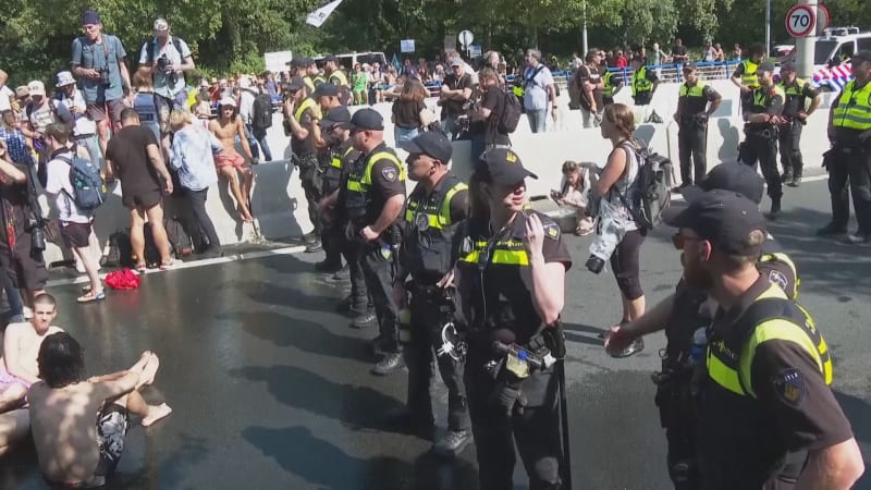 Policie v Nizozemsku zadrželo o víkendu více než 2 000 protestujících aktivistů.