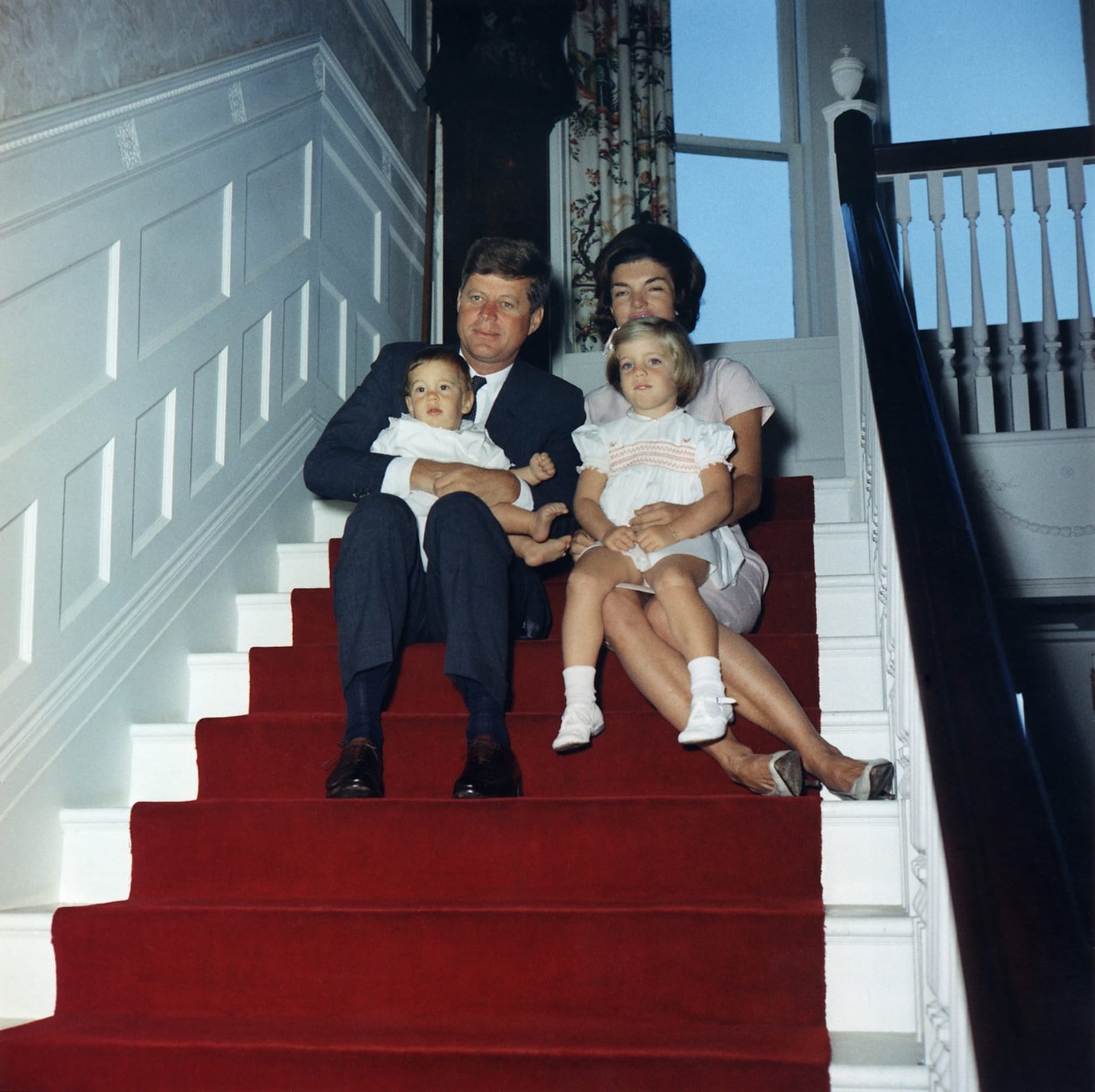 Manželé Kennedyovi se svými dvěma dětmi, John drží syna Johna juniora, Jackie dceru Caroline.