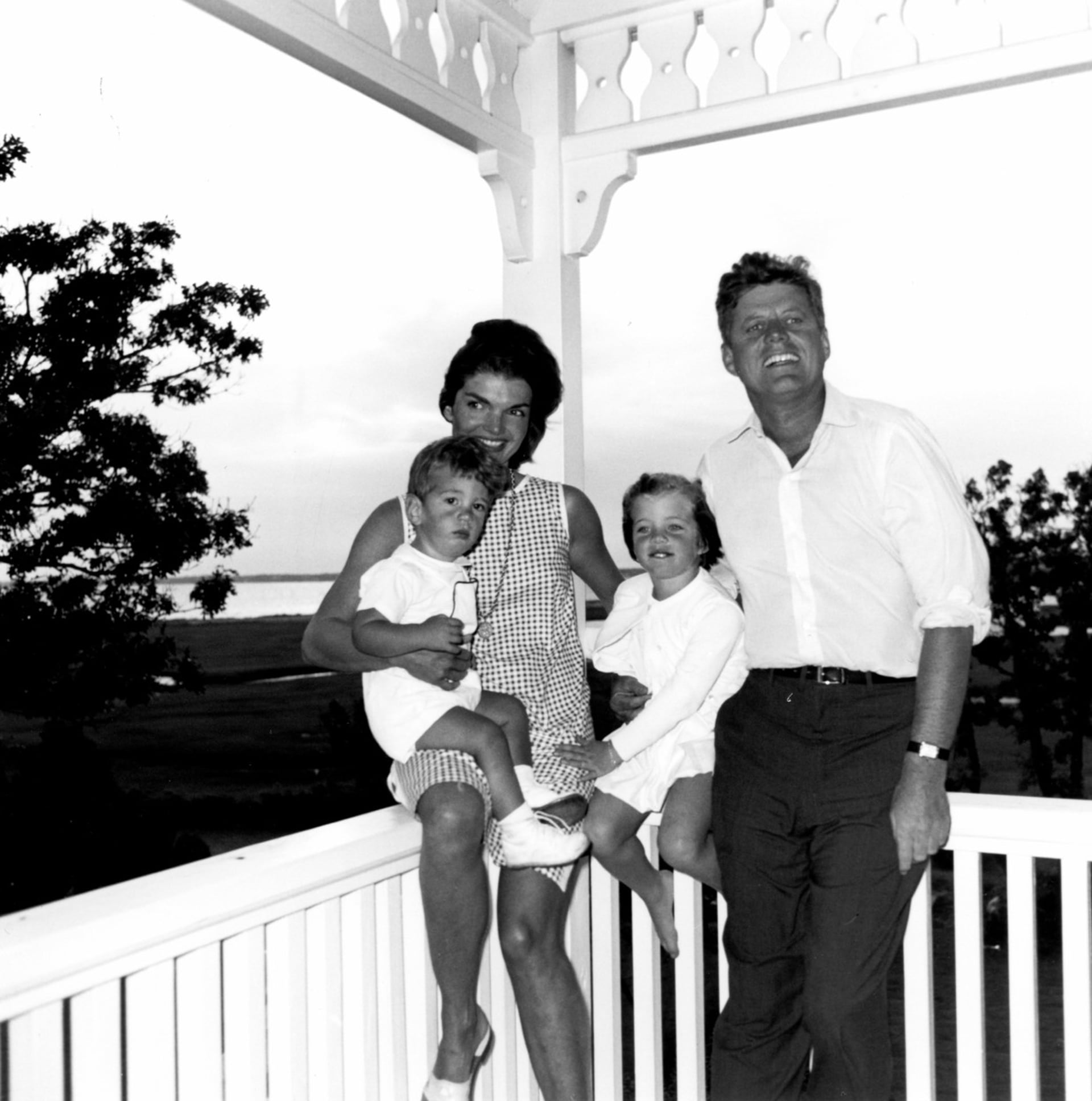 Rodinná idylka Kennedyům vydržela jen do roku 1963, kdy byl na Johna spáchán atentát.