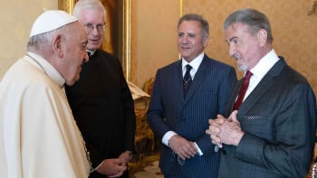 Stallone si málem zaboxoval s papežem Františkem. Ve videu z jeho návštěvy Vatikánu létají pěsti