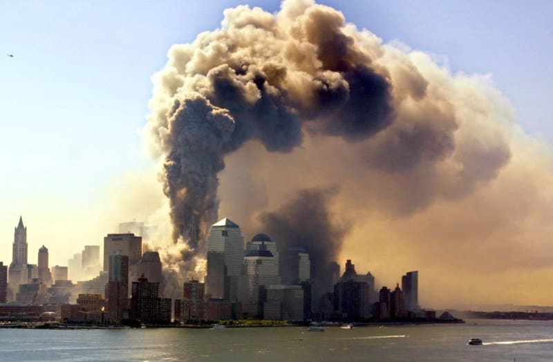 Teroristé z al-Káidy provedli 11. září šokující útoky v USA. Unesli několik letadel, jejich cílem se mimo jiné staly mrakodrapy Světového obchodního centra v New Yorku.