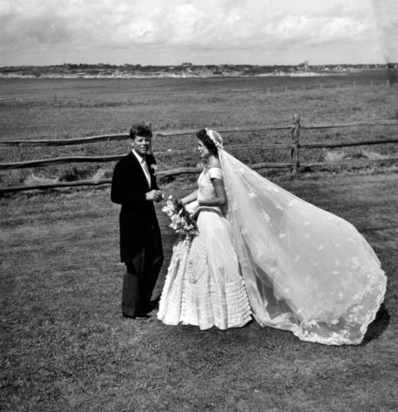 Svatební snímek Jackie a Johna F. Kennedyho