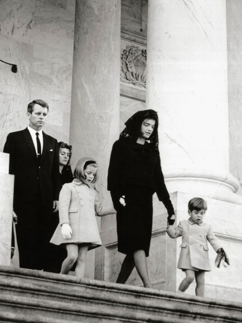 Jacqueline Kennedy odchází se synem Johnem F. mladším a dcerou Caroline z pohřbu svého zavražděného manžela.
