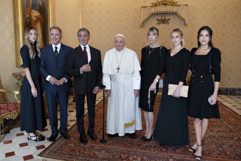 Sylvester Stallone s rodinou na návštěvě u papeže Františka