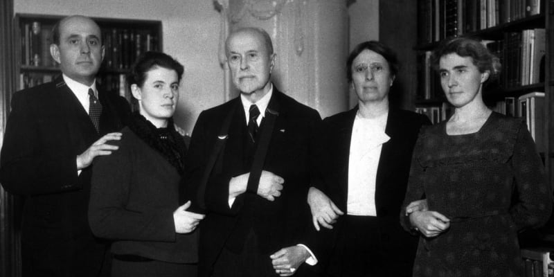Tomáš Garrigue Masaryk, zleva syn Jan, vnučka Anna, starší dcera Alice a mladší dcera Olga (1935)