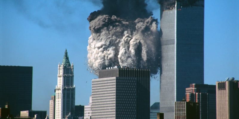 Teroristé z al-Káidy provedli 11. září šokující útoky v USA. Unesli několik letadel, jejich cílem se mimo jiné staly mrakodrapy Světového obchodního centra v New Yorku.