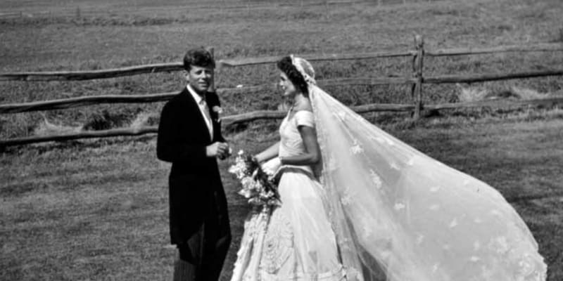 Svatební snímek Jackie a Johna F.