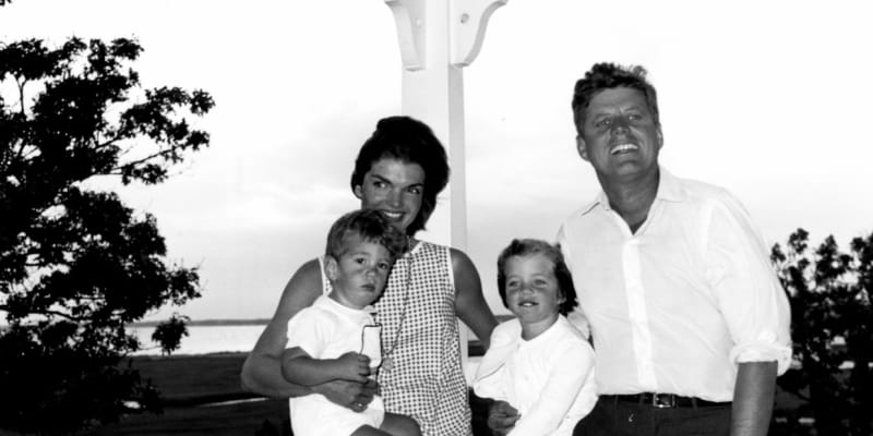 Rodinná idylka Kennedyům vydržela jen do roku 1963, kdy byl na Johna spáchán atentát.